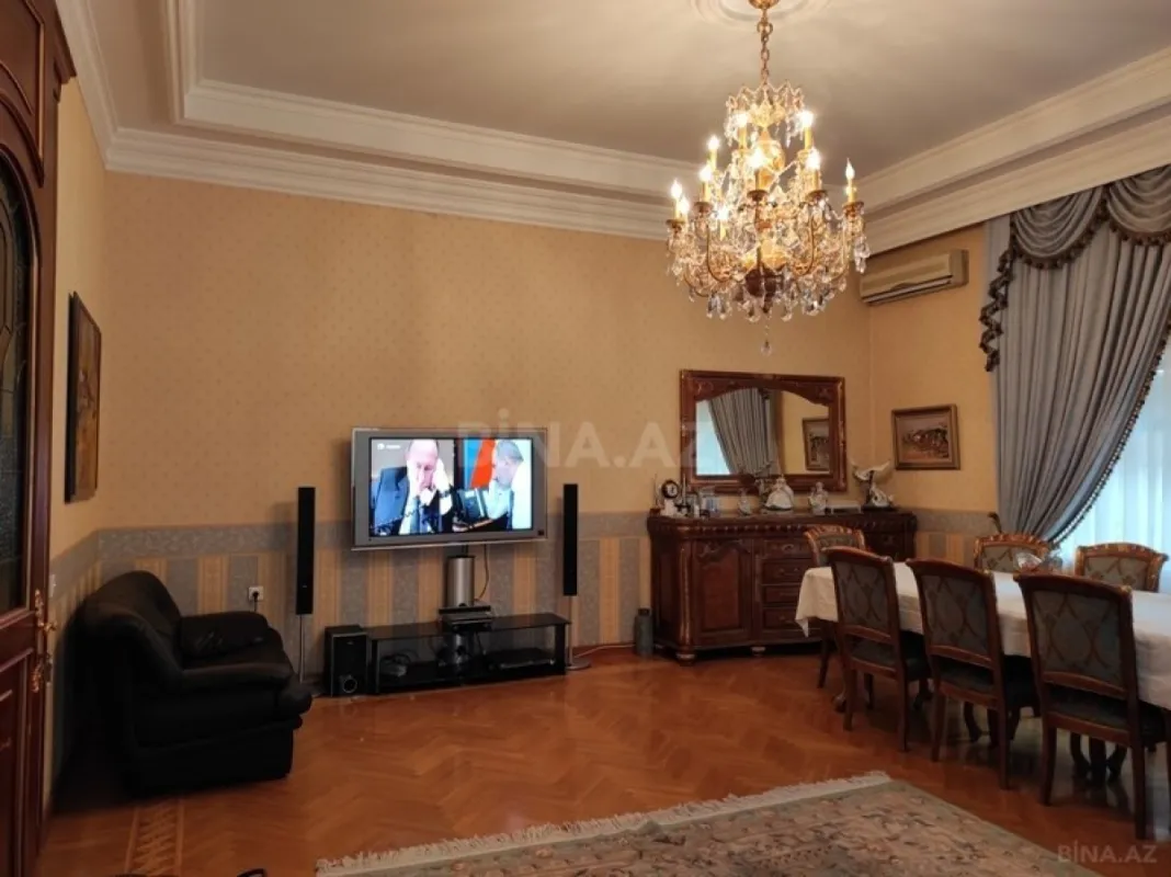 Satılır 10 otaqlı həyət evi 1000 m²