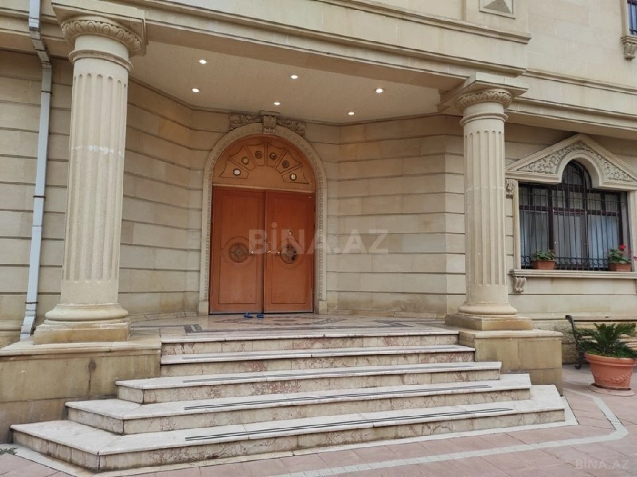 Satılır 10 otaqlı həyət evi 1000 m²