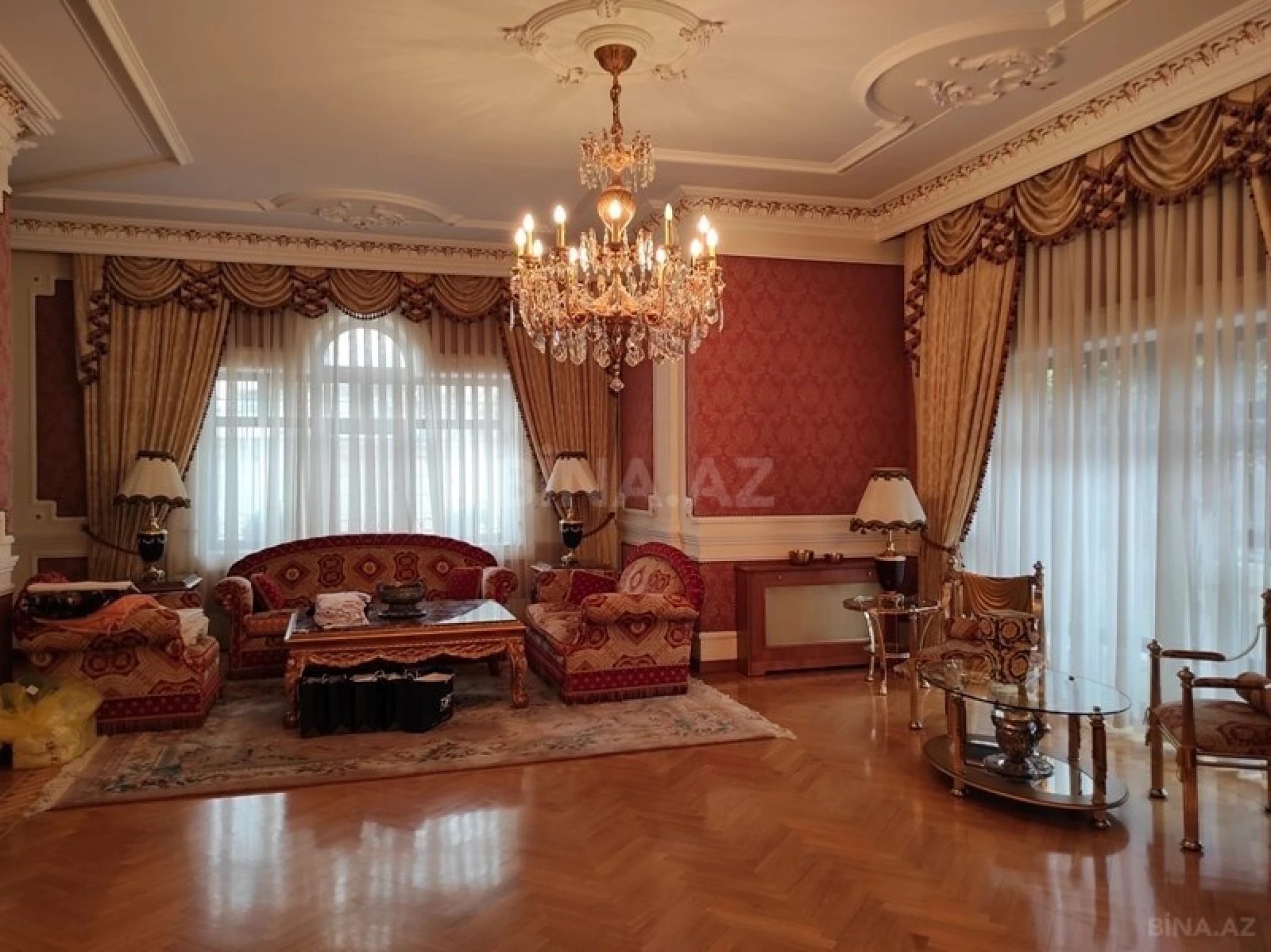 Satılır 10 otaqlı həyət evi 1000 m²