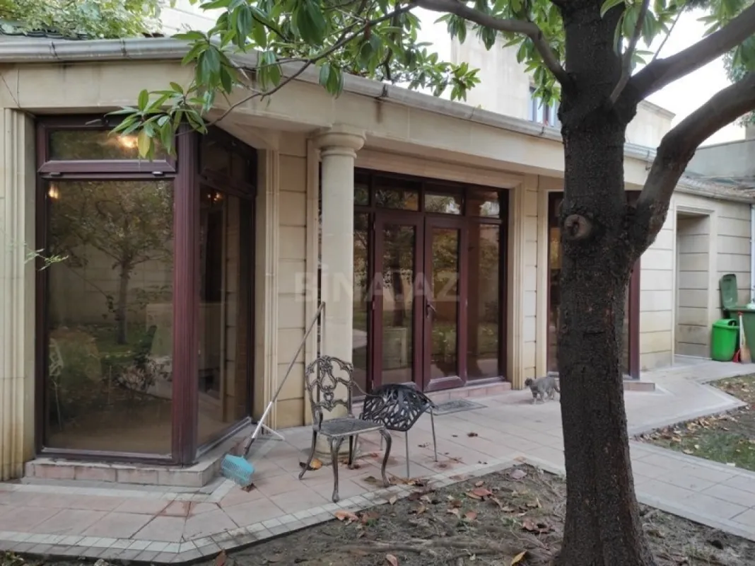Satılır 10 otaqlı həyət evi 1000 m²