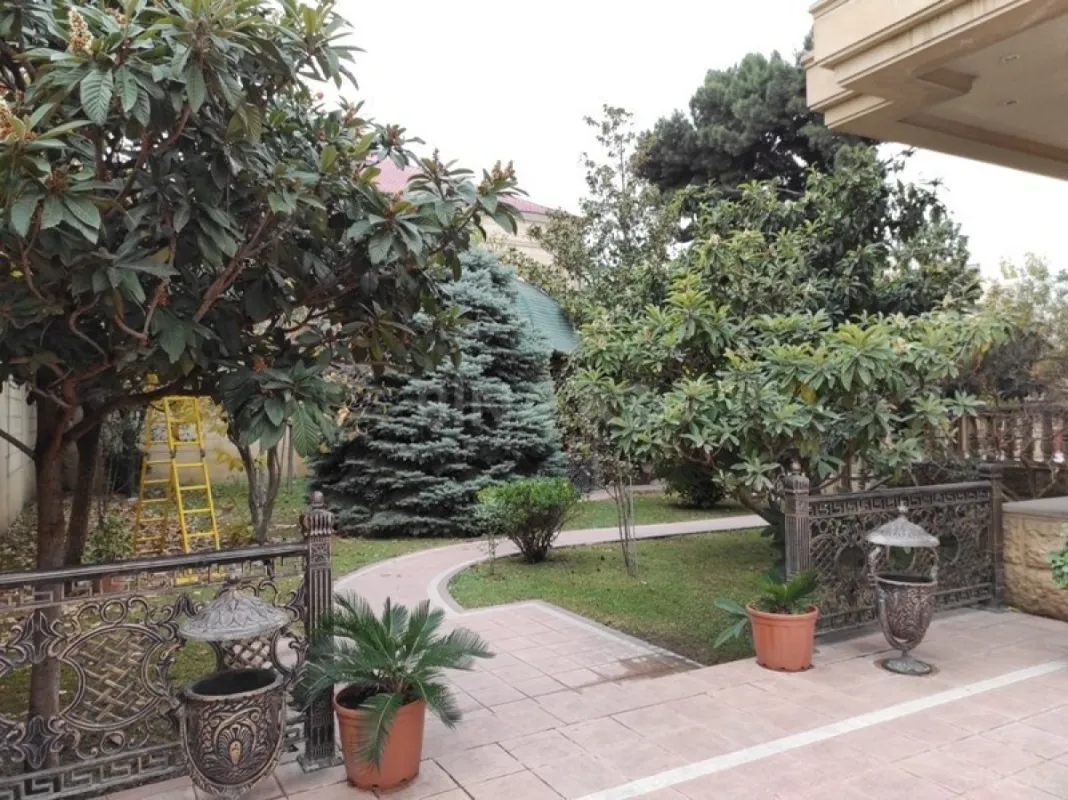 Satılır 10 otaqlı həyət evi 1000 m²