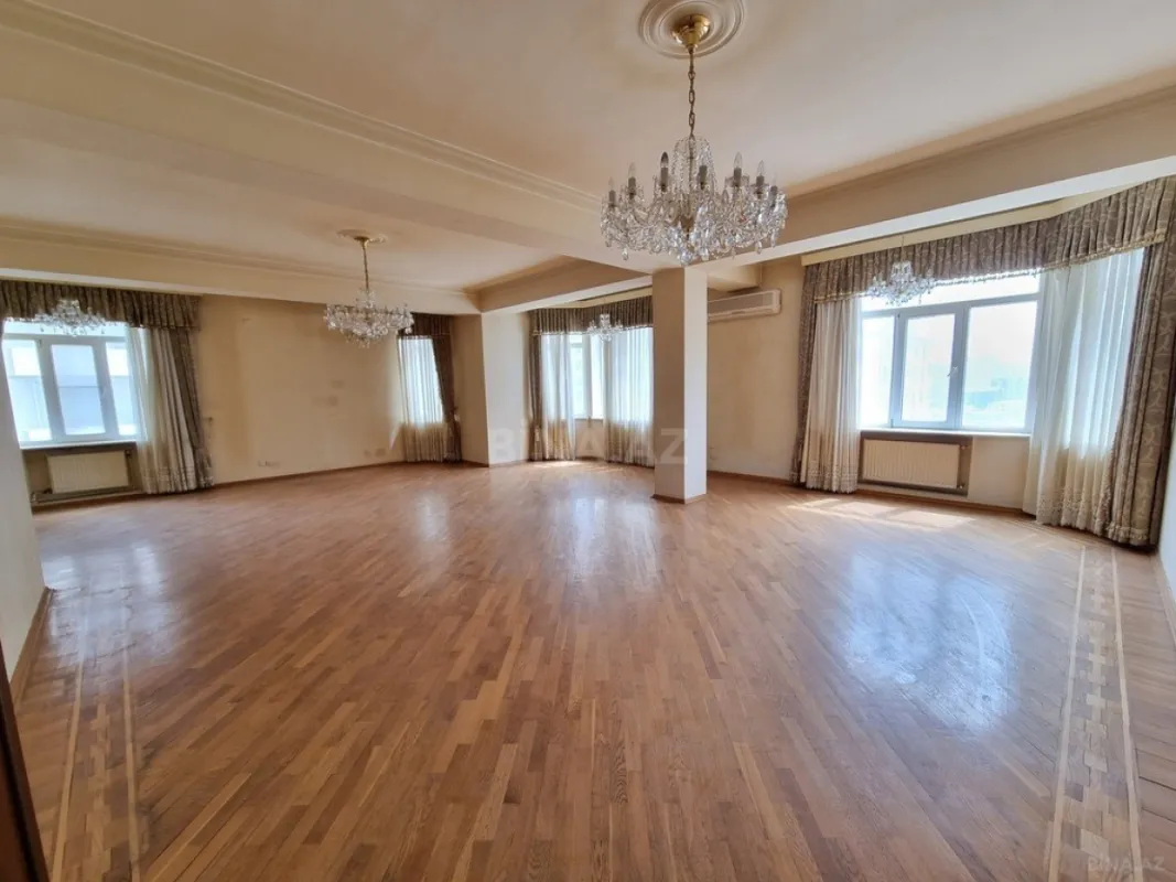 Satılır 4 otaqlı mənzil 185 m²