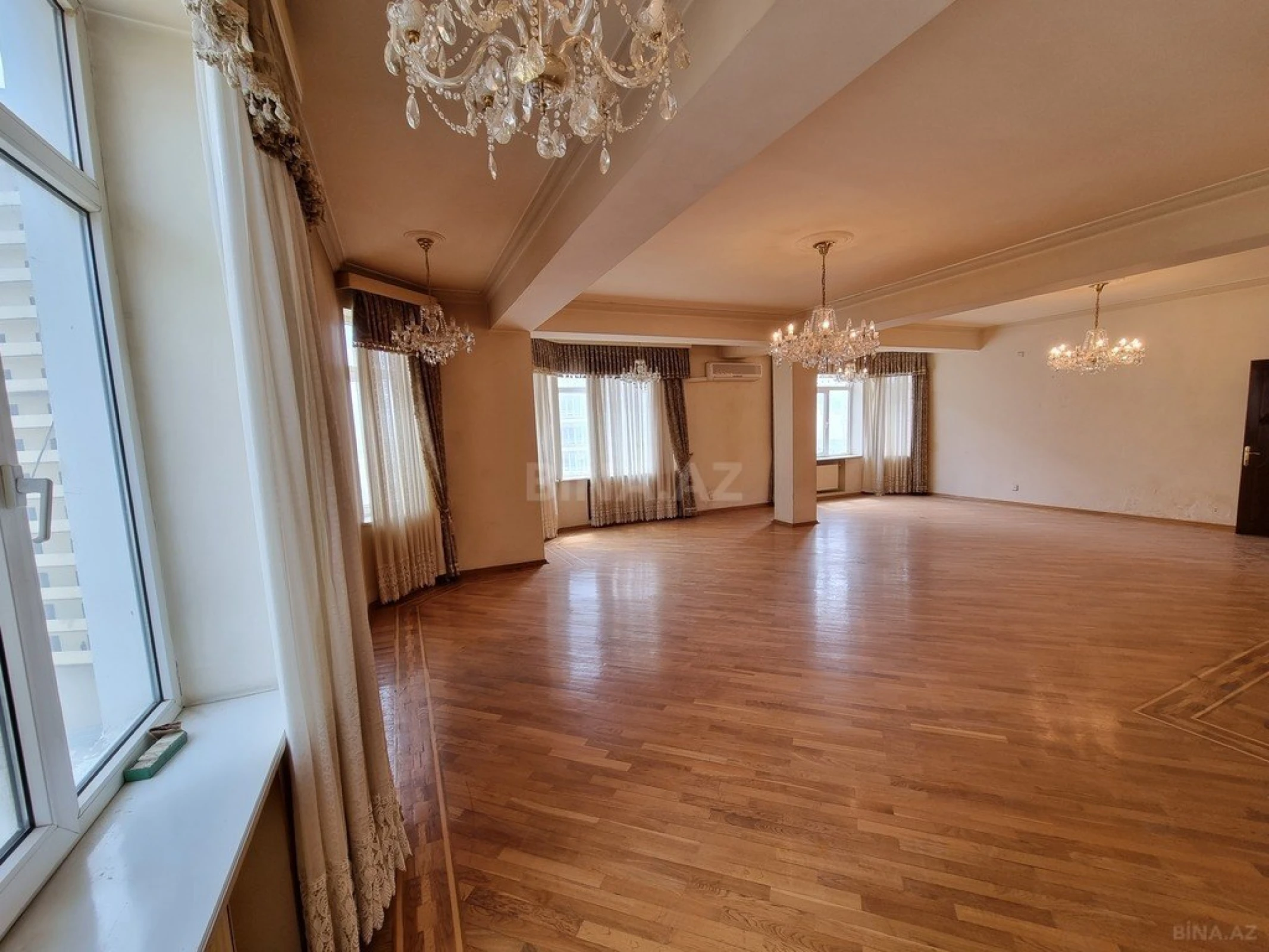 Satılır 4 otaqlı mənzil 185 m²