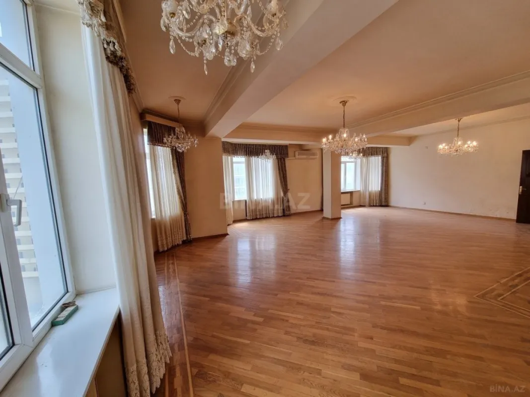 Satılır 4 otaqlı mənzil 185 m²