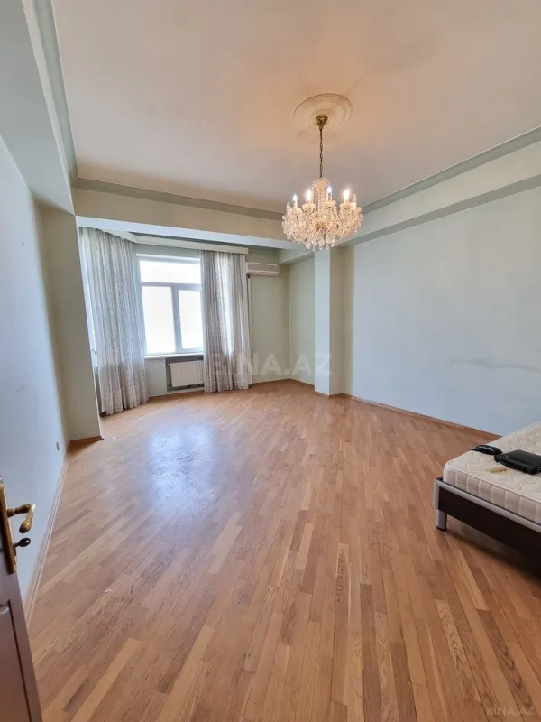 Satılır 4 otaqlı mənzil 185 m²