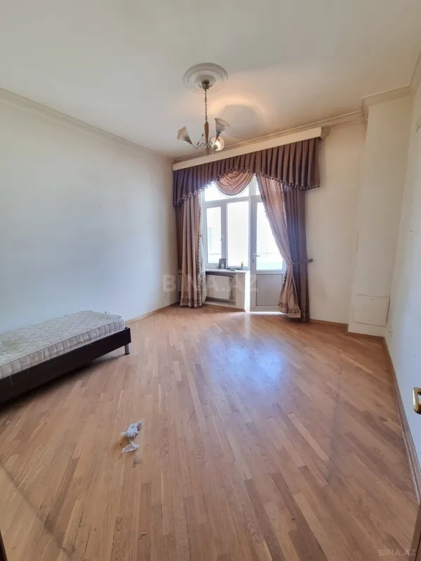 Satılır 4 otaqlı mənzil 185 m²