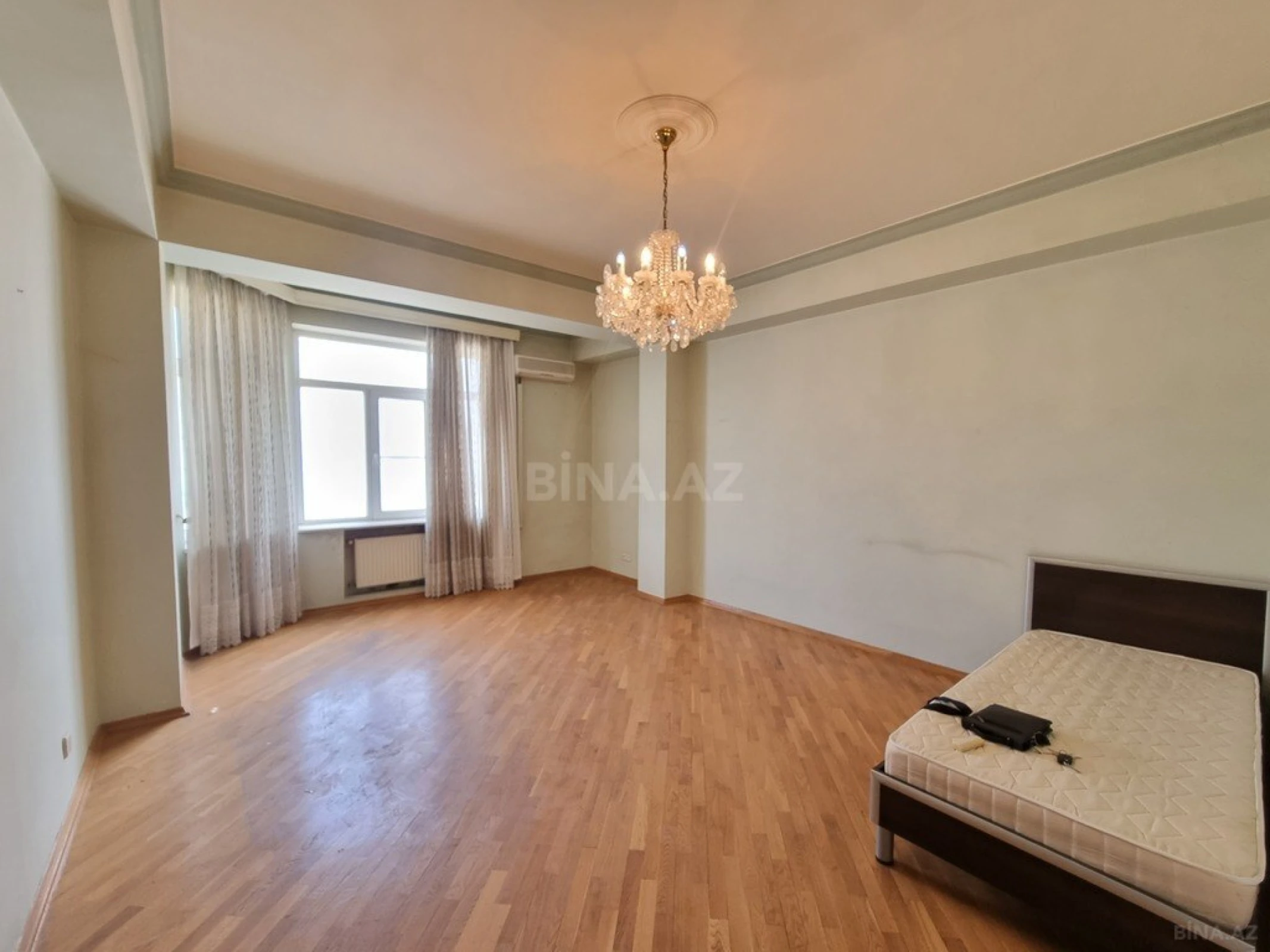 Satılır 4 otaqlı mənzil 185 m²
