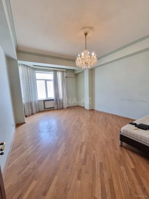 Satılır 4 otaqlı mənzil 185 m²