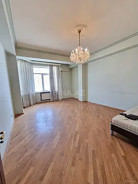 Satılır 4 otaqlı mənzil 185 m²