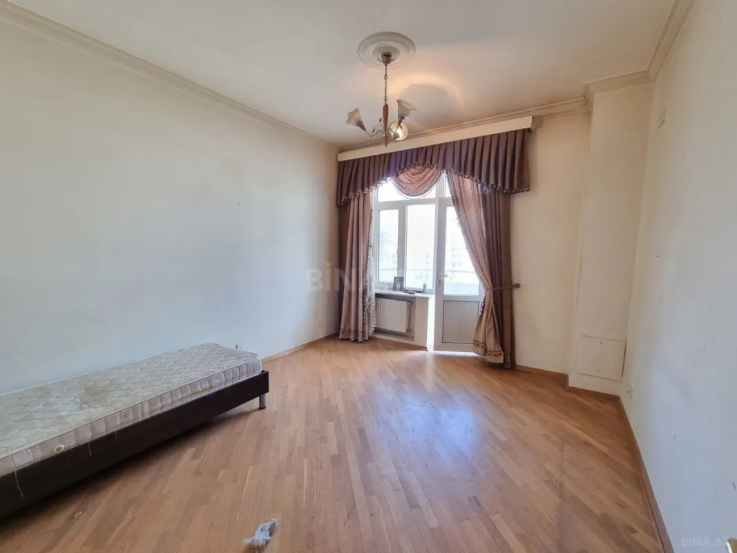 Satılır 4 otaqlı mənzil 185 m²