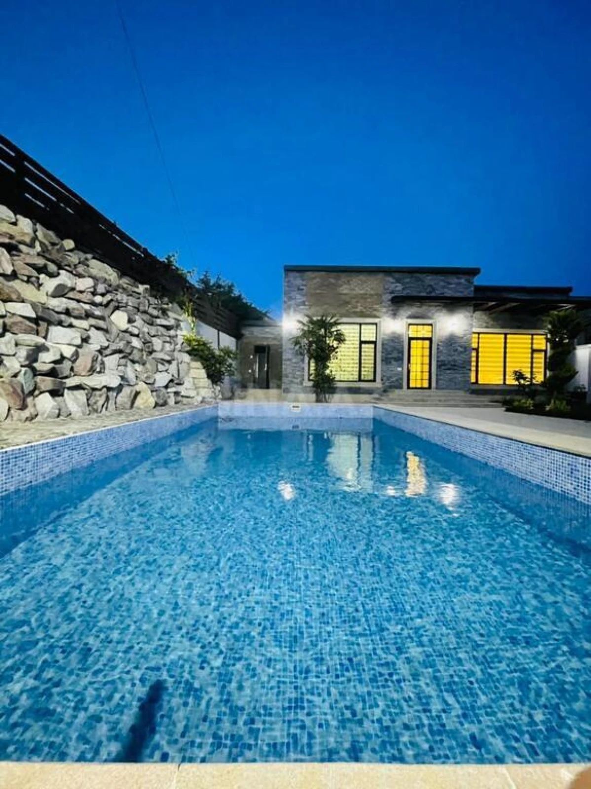 Kirayə verilir 4 otaqlı həyət evi 240 m²