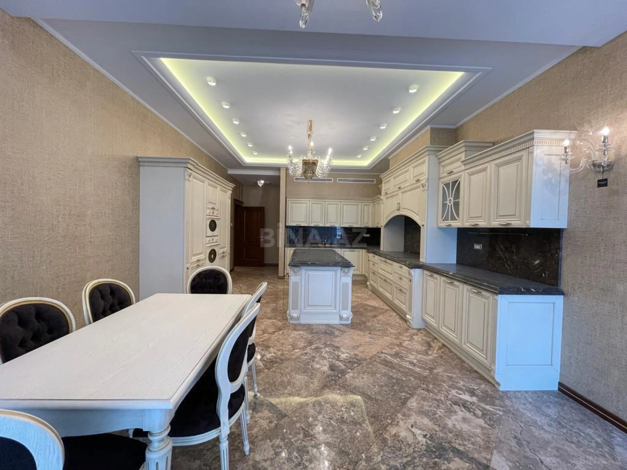 Satılır 5 otaqlı mənzil 287 m²