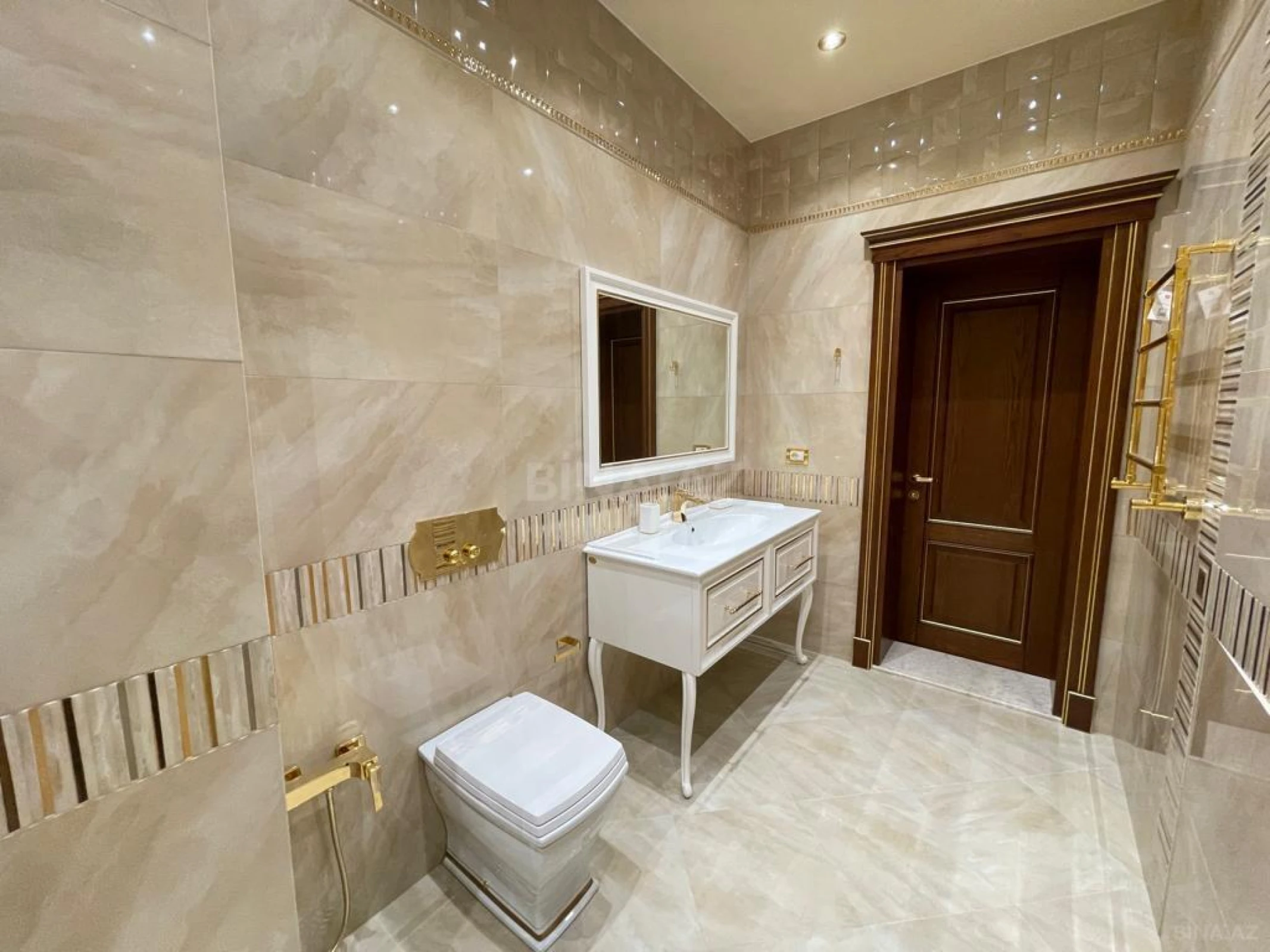 Satılır 5 otaqlı mənzil 287 m²