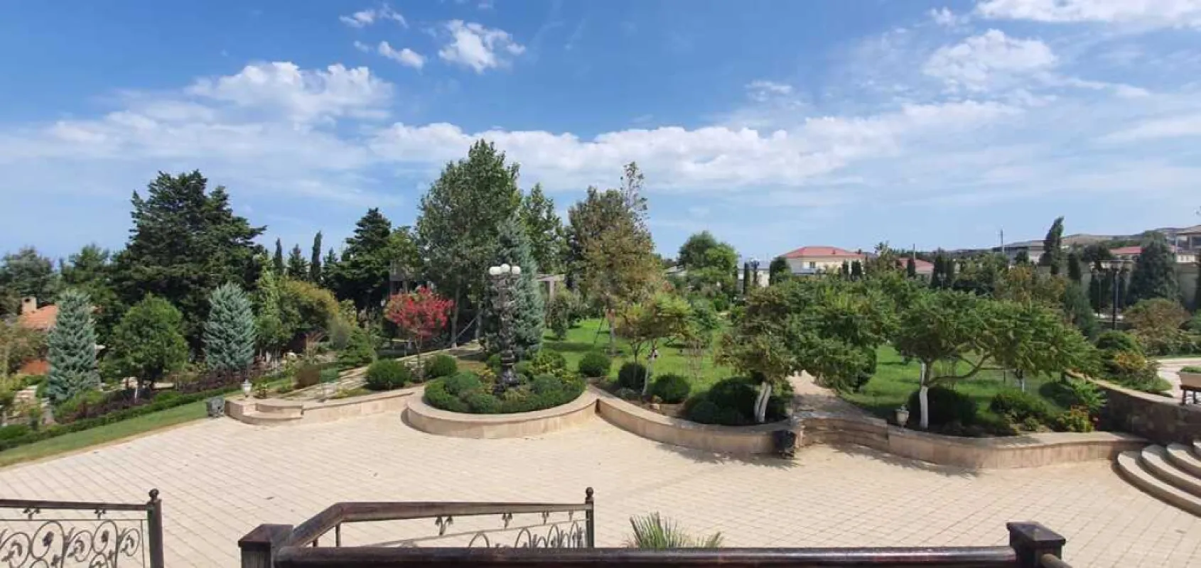 Satılır 10 otaqlı həyət evi 700 m²