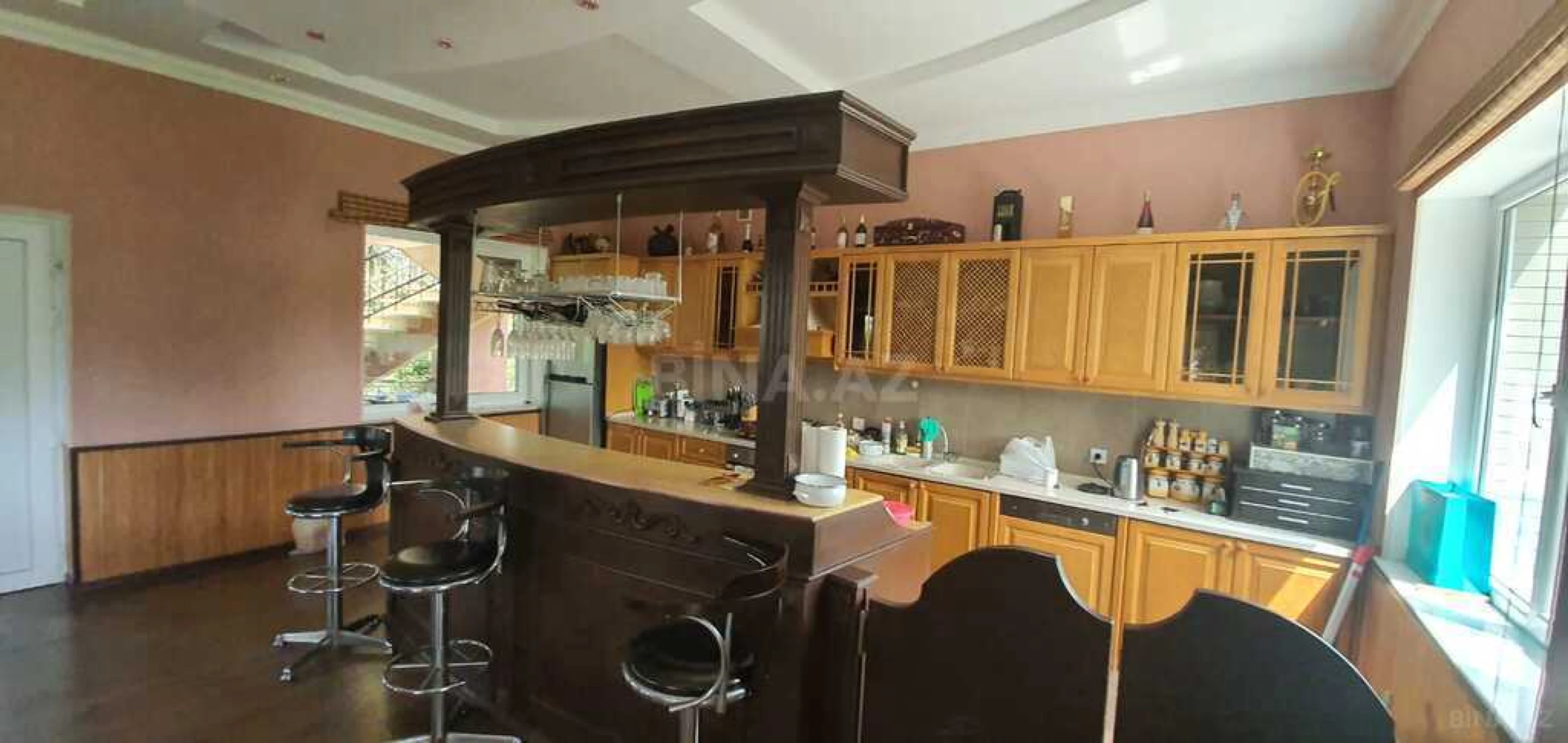 Satılır 10 otaqlı həyət evi 700 m²