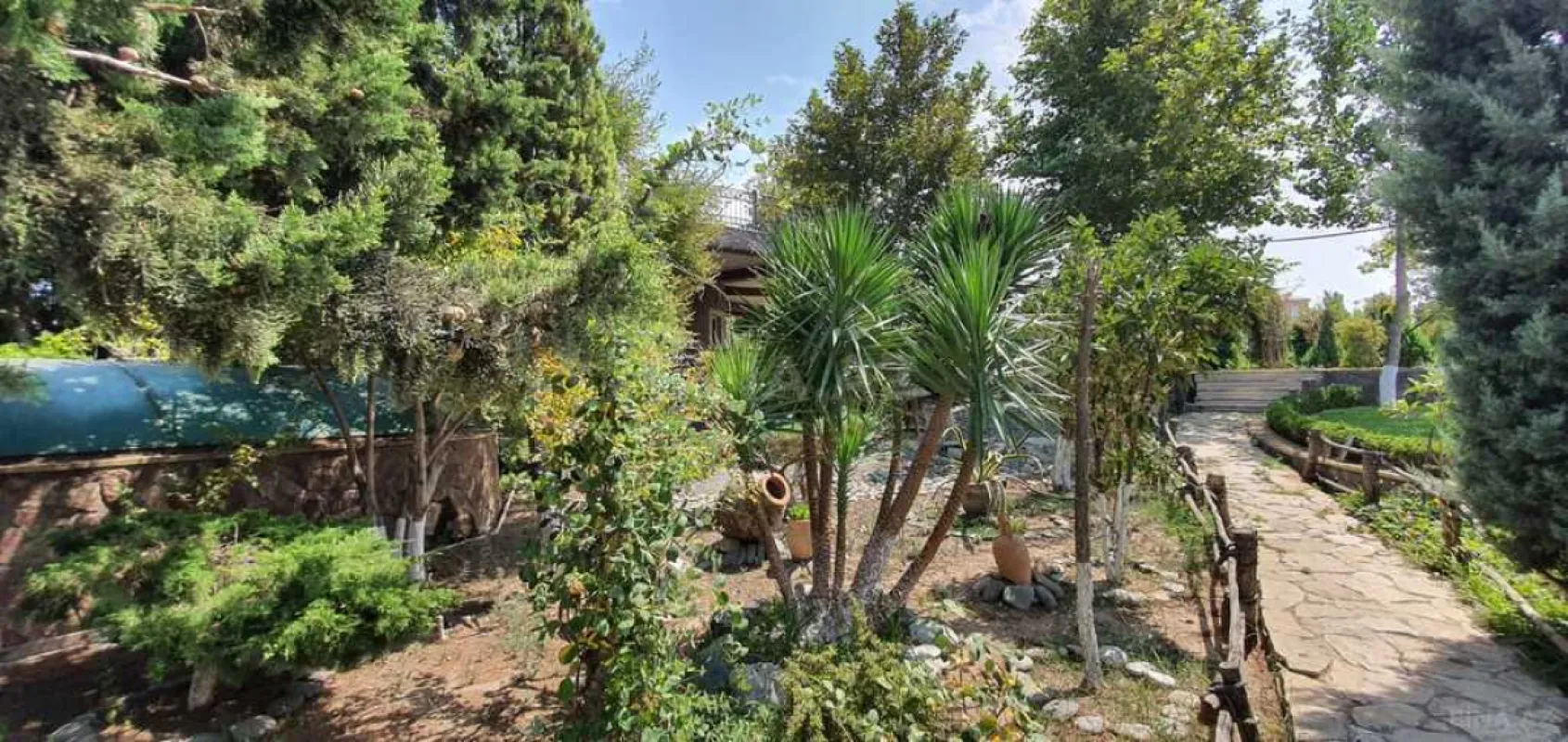 Satılır 10 otaqlı həyət evi 700 m²