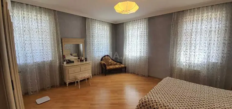 Satılır 10 otaqlı həyət evi 700 m²