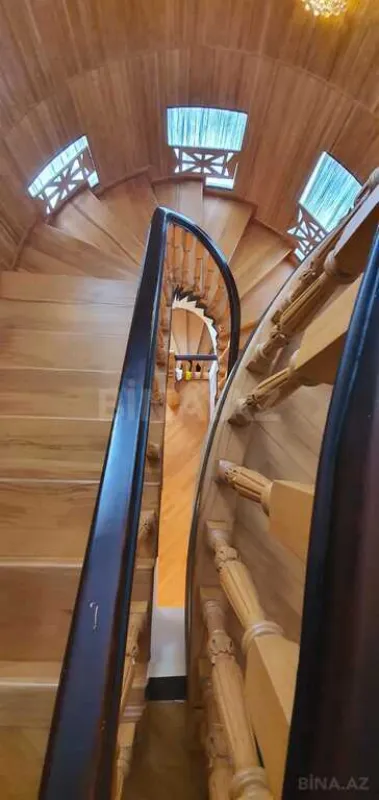 Satılır 10 otaqlı həyət evi 700 m²