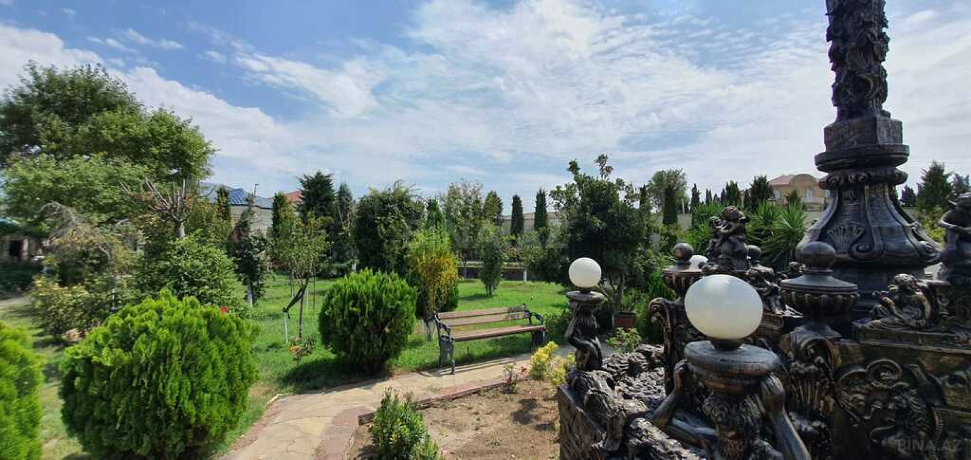 Satılır 10 otaqlı həyət evi 700 m²