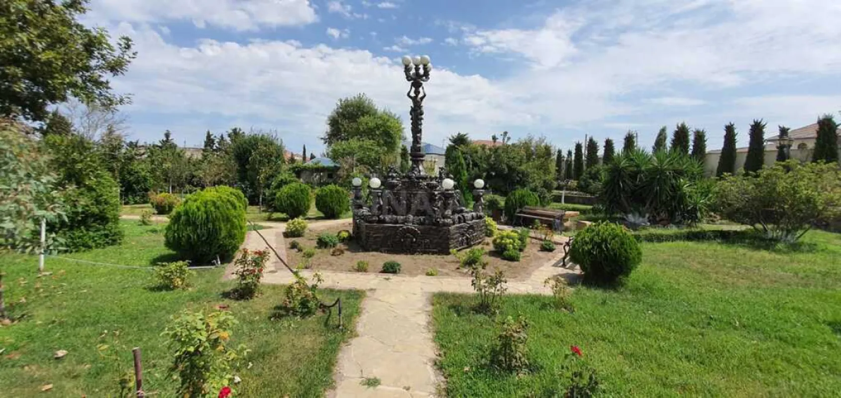 Satılır 10 otaqlı həyət evi 700 m²