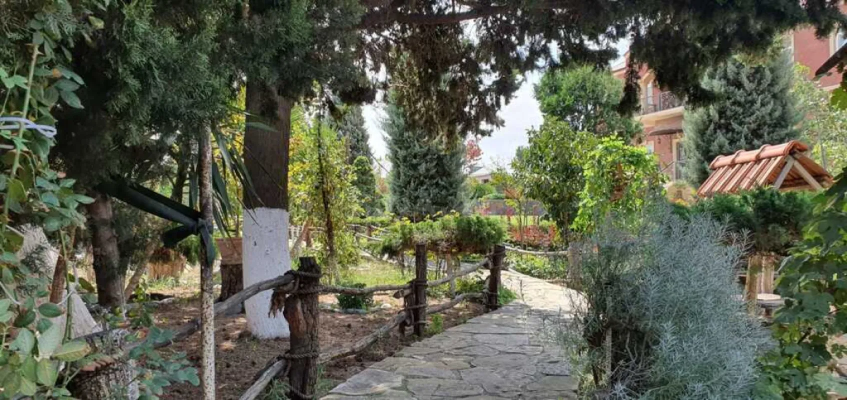 Satılır 10 otaqlı həyət evi 700 m²