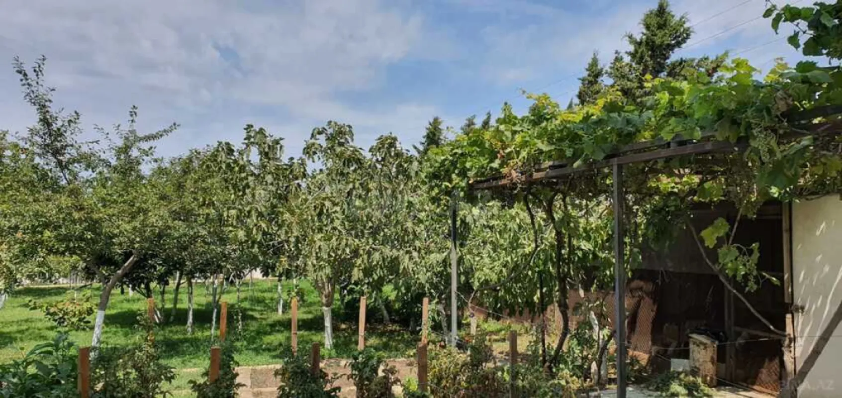 Satılır 10 otaqlı həyət evi 700 m²