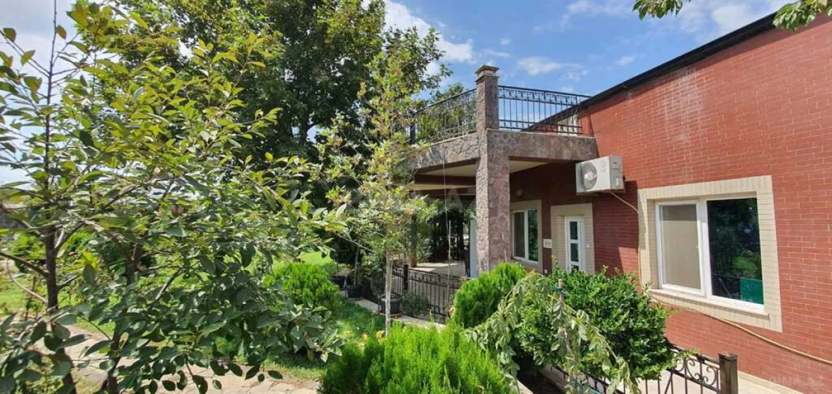 Satılır 10 otaqlı həyət evi 700 m²