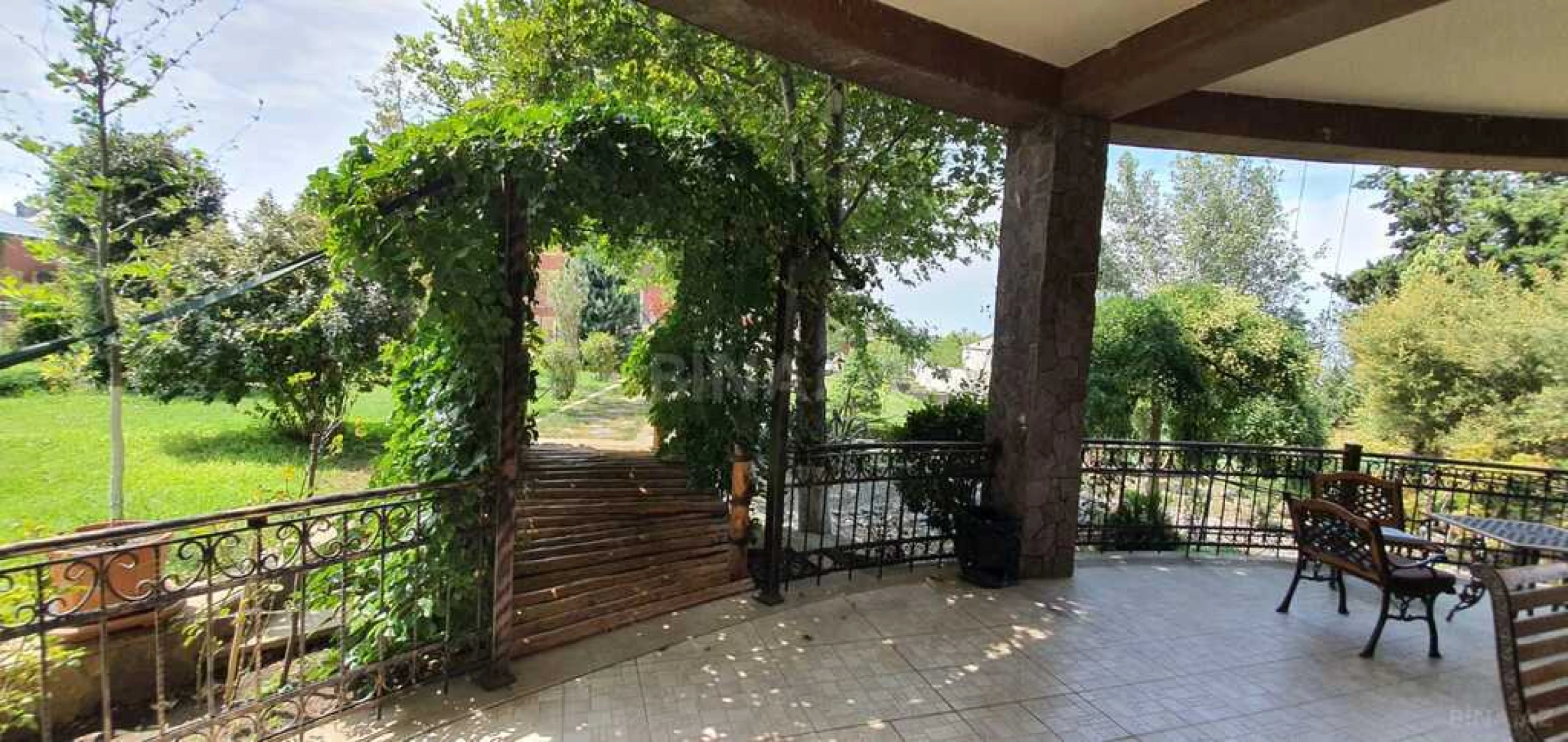 Satılır 10 otaqlı həyət evi 700 m²