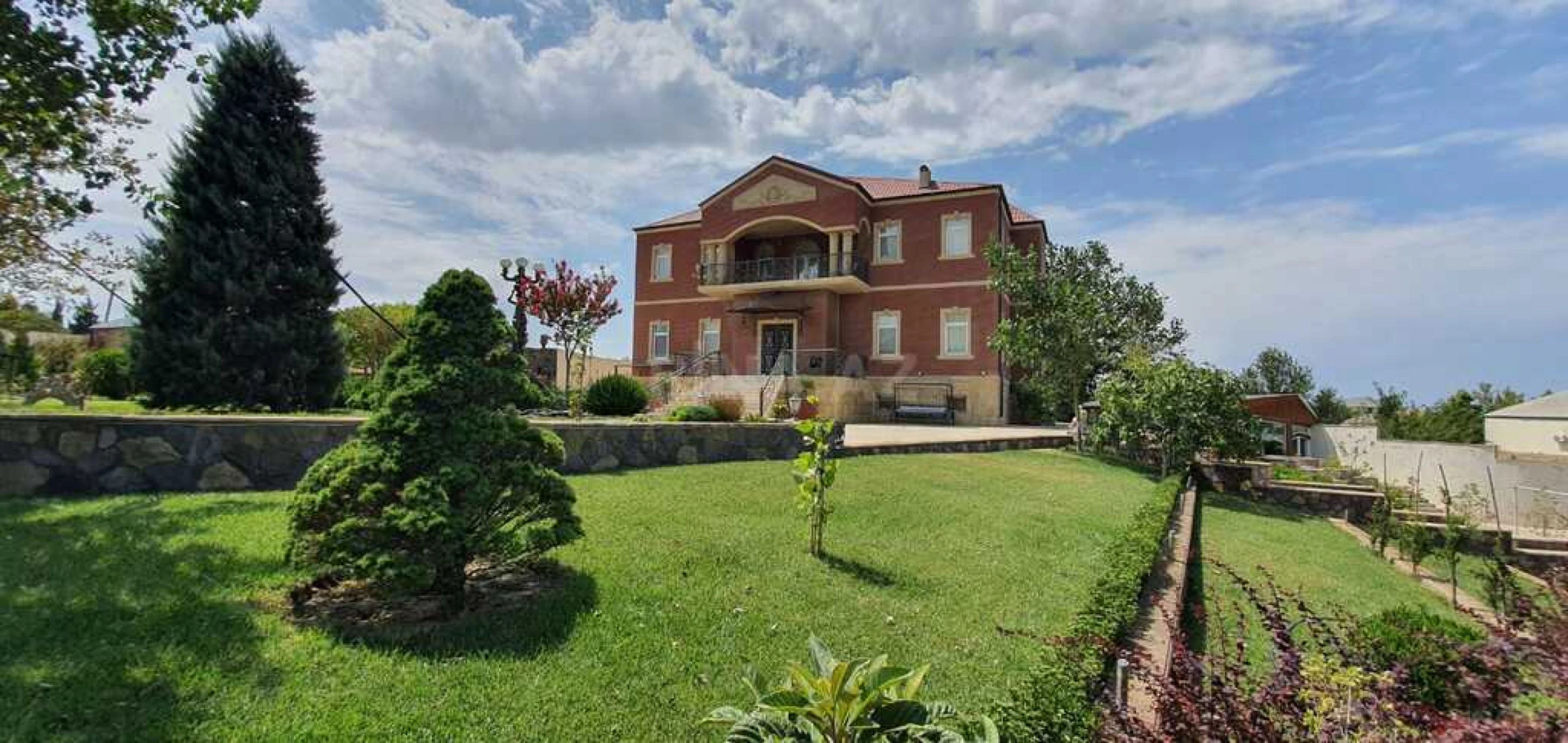 Satılır 10 otaqlı həyət evi 700 m²