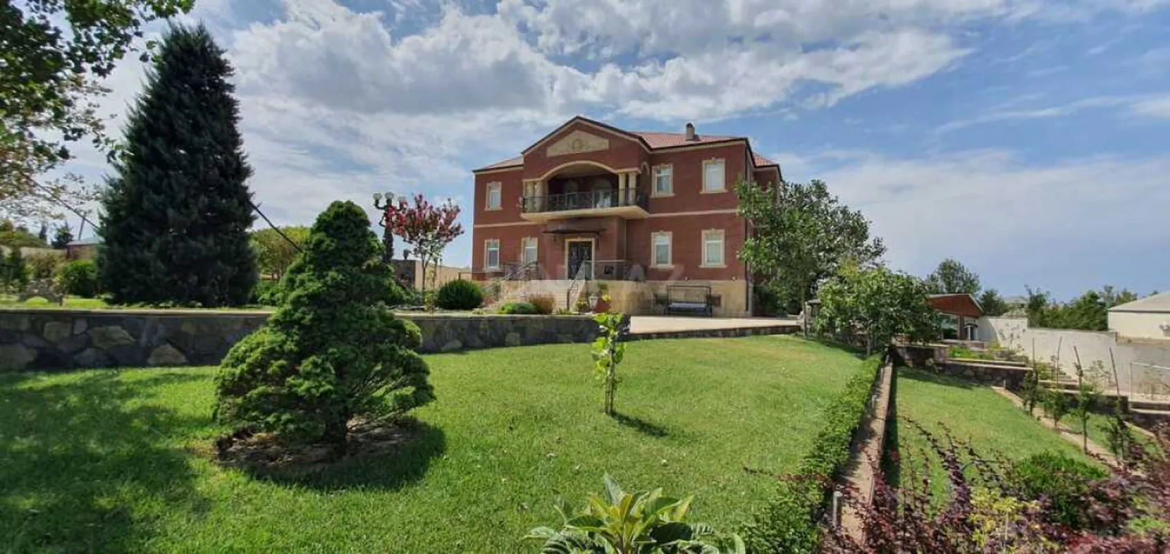 Satılır 10 otaqlı həyət evi 700 m²