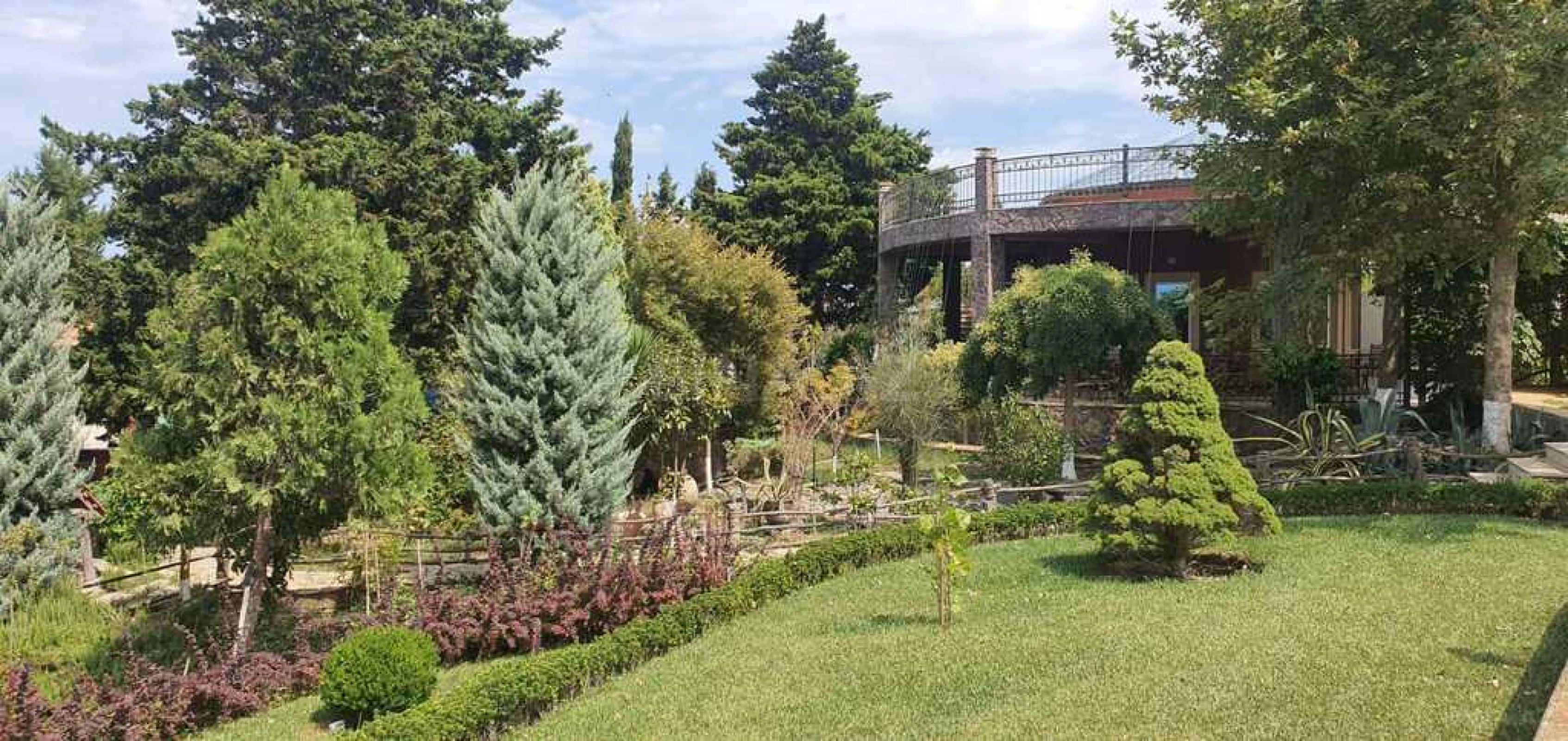 Satılır 10 otaqlı həyət evi 700 m²