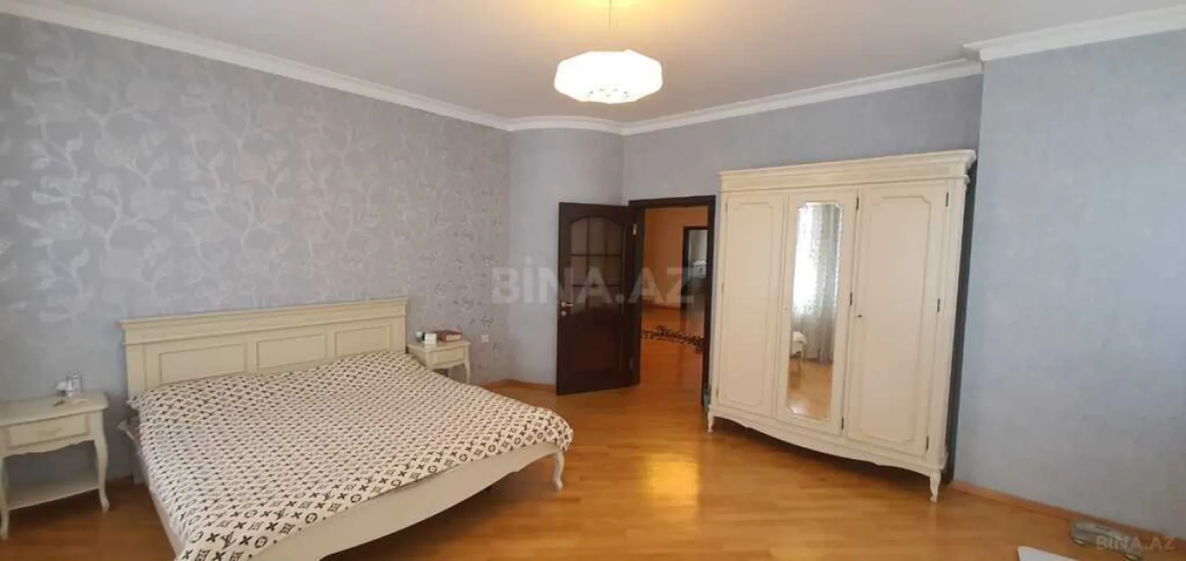Satılır 10 otaqlı həyət evi 700 m²