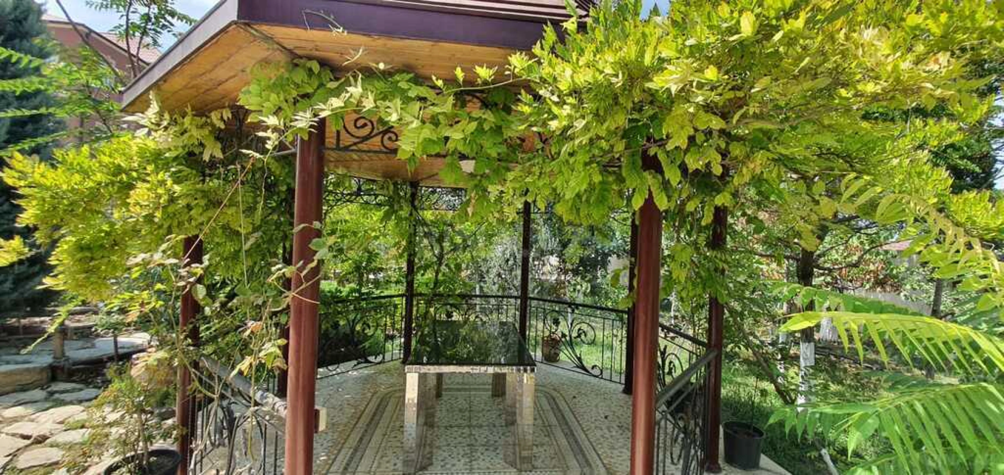 Satılır 10 otaqlı həyət evi 700 m²