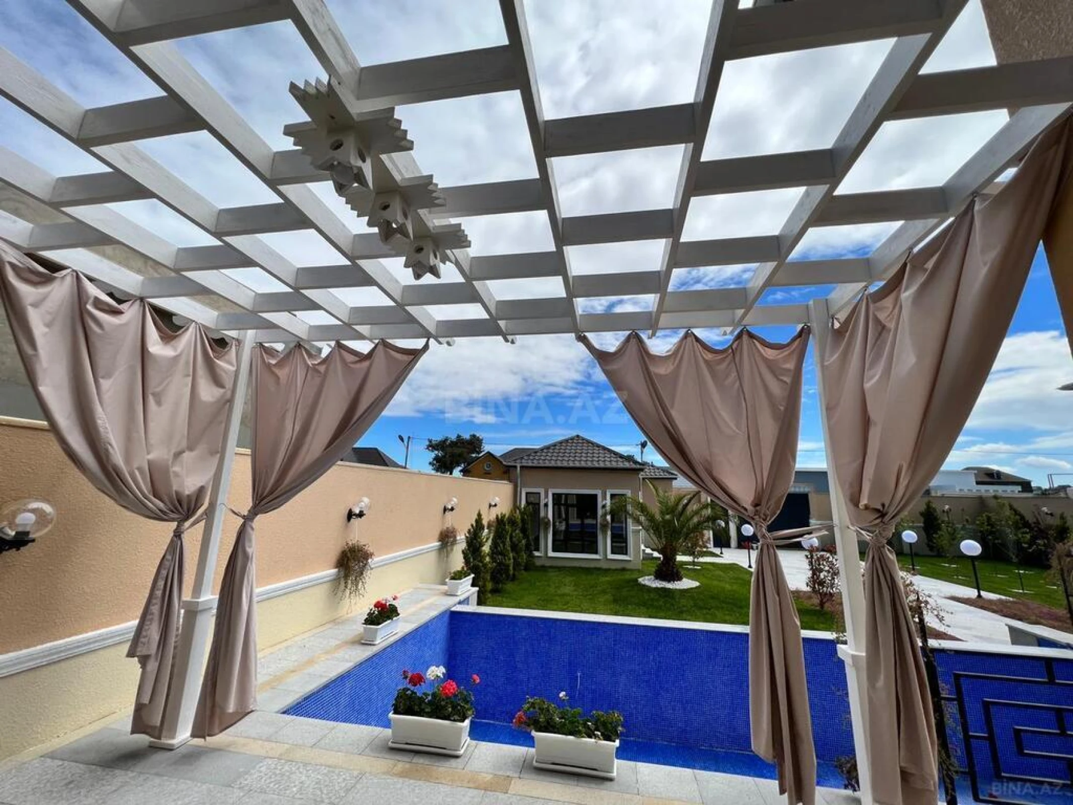 Satılır həyət evi 200 m²