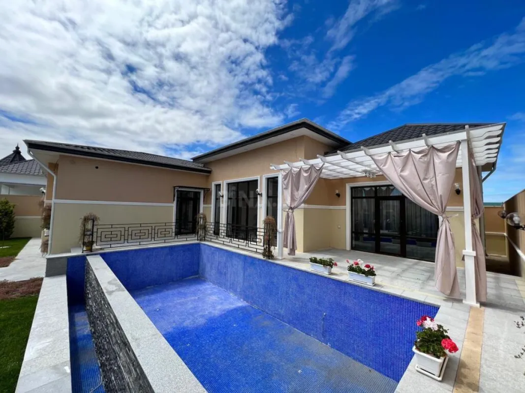 Satılır həyət evi 200 m²