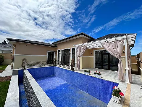 Satılır həyət evi 200 m²