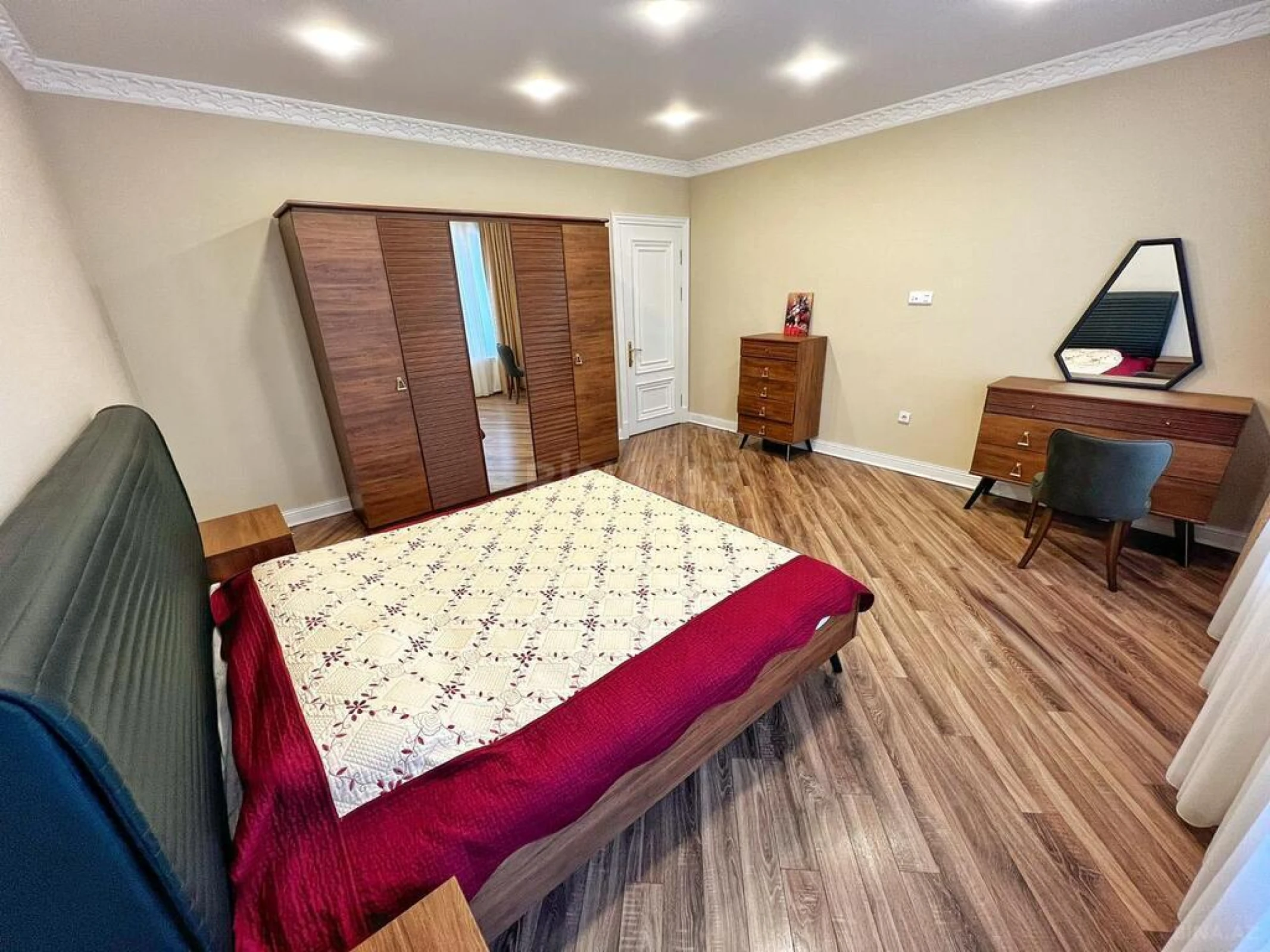 Kirayə verilir 6 otaqlı həyət evi 670 m²