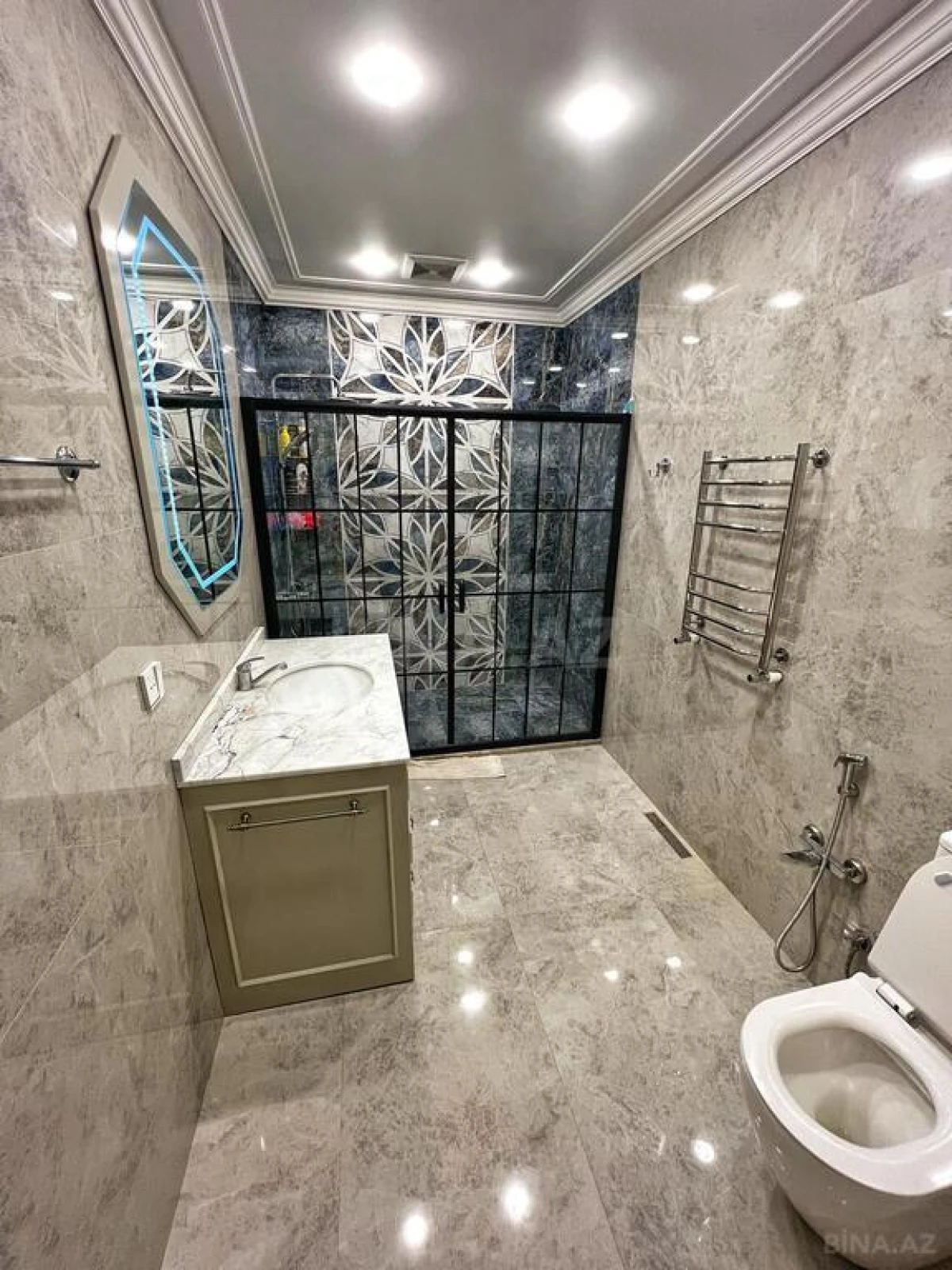 Kirayə verilir 6 otaqlı həyət evi 670 m²