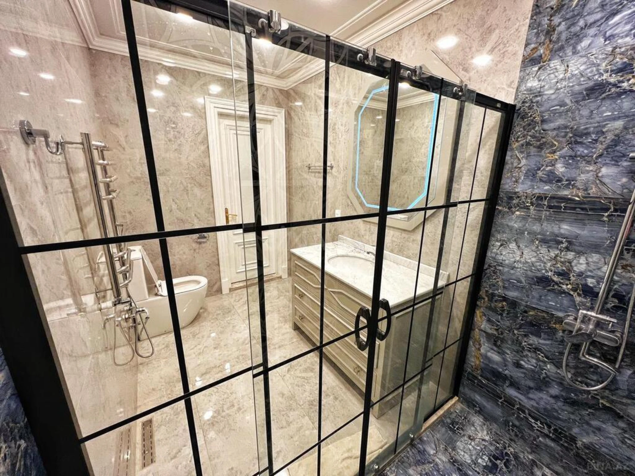 Kirayə verilir 6 otaqlı həyət evi 670 m²