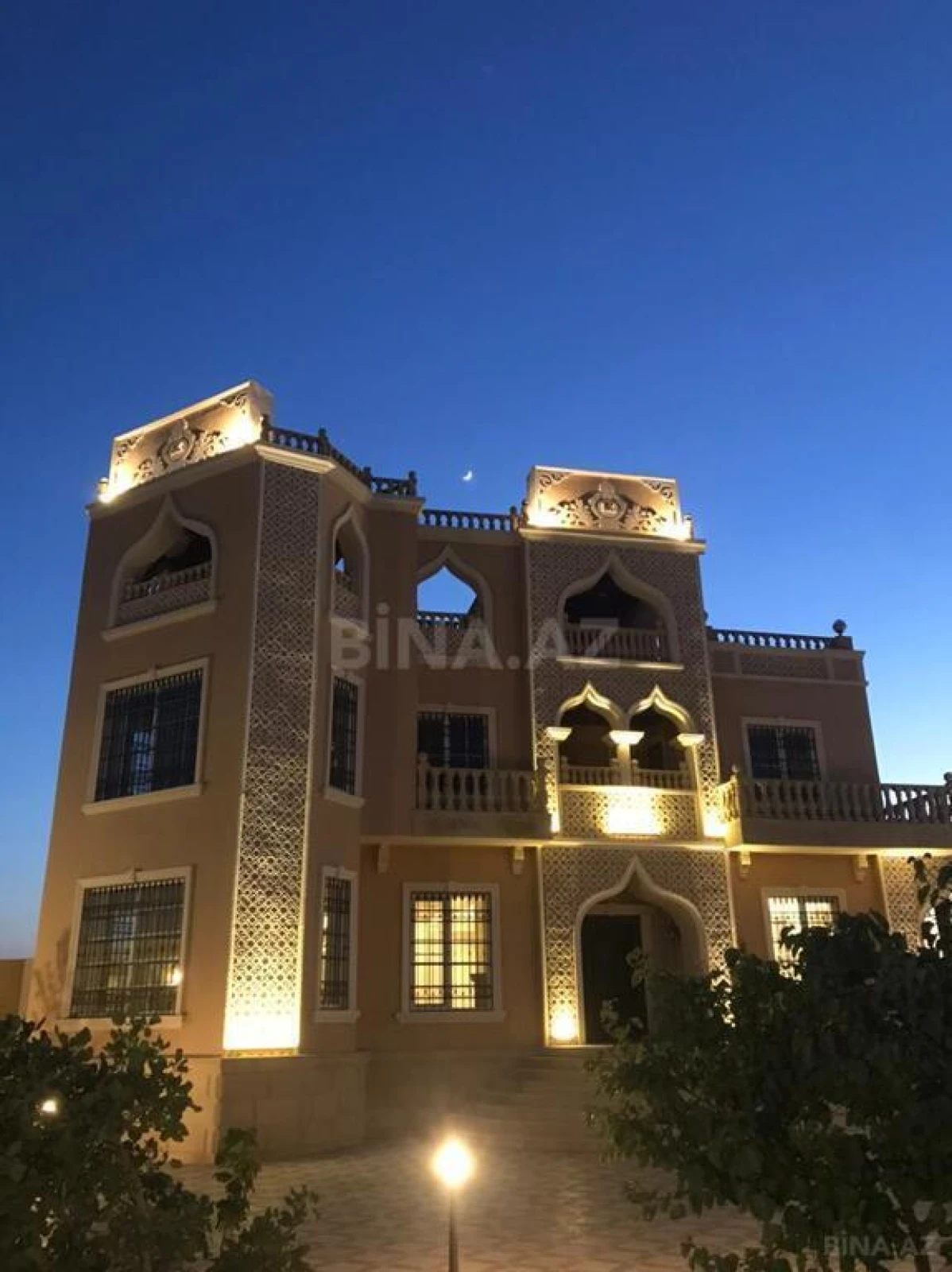 Kirayə verilir 6 otaqlı həyət evi 670 m²