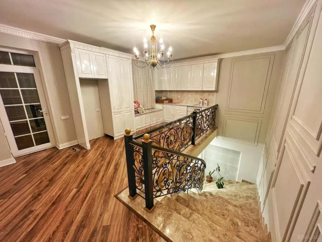 Kirayə verilir 6 otaqlı həyət evi 670 m²