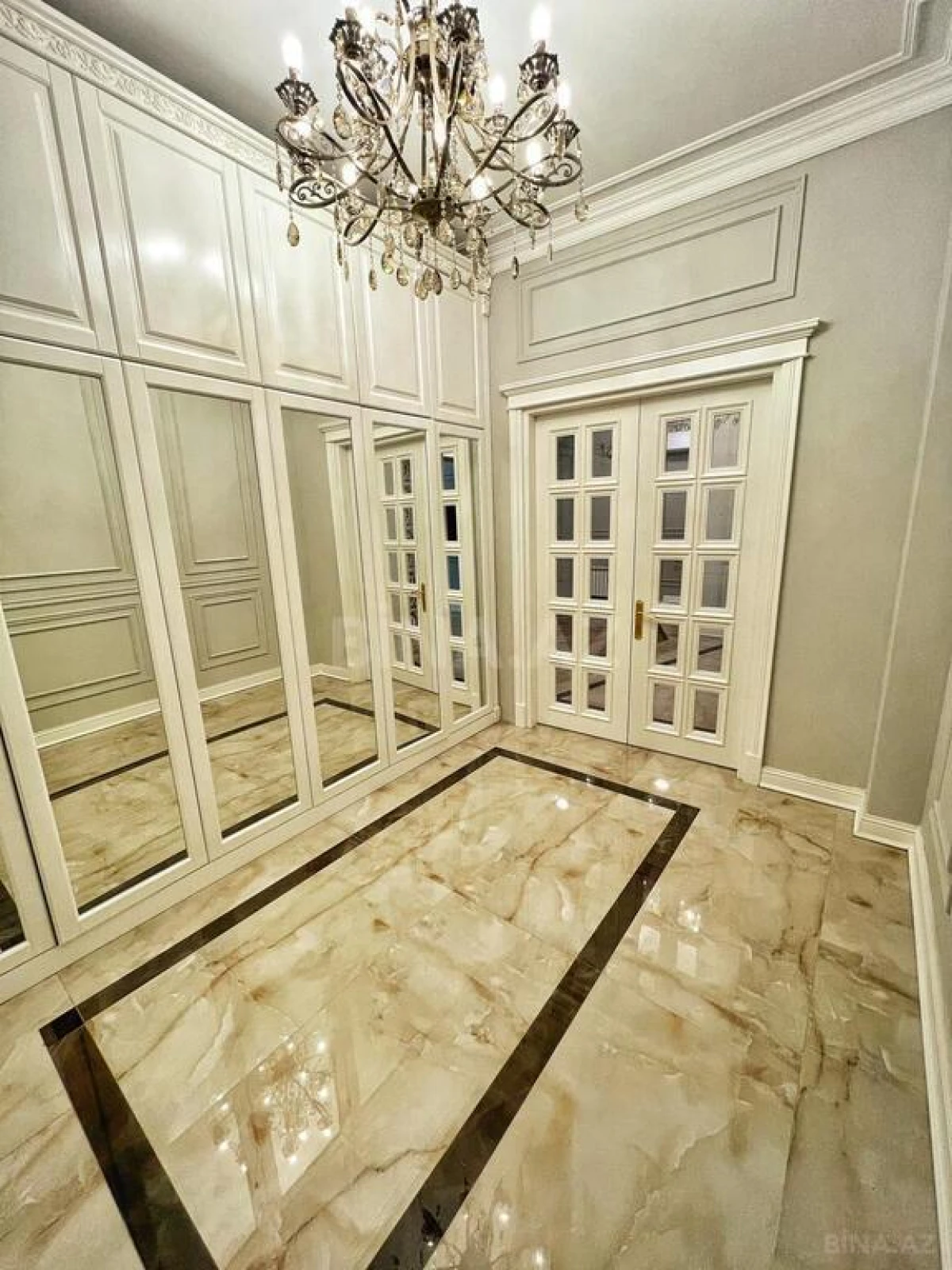 Kirayə verilir 6 otaqlı həyət evi 670 m²