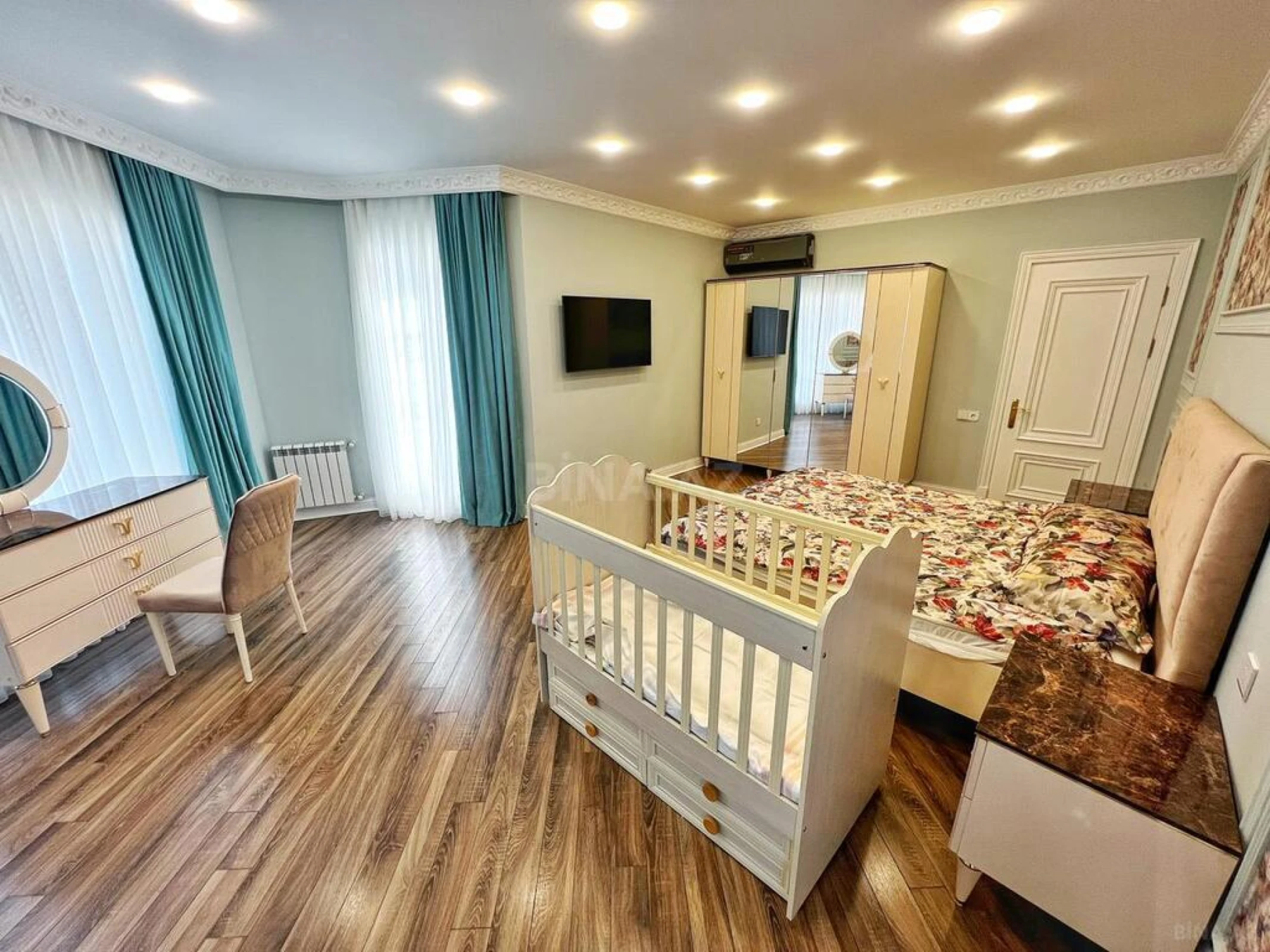 Kirayə verilir 6 otaqlı həyət evi 670 m²