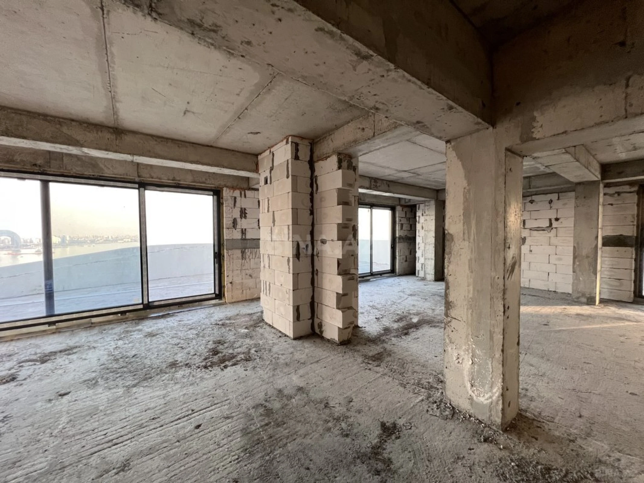 Satılır 6 otaqlı mənzil 358 m²