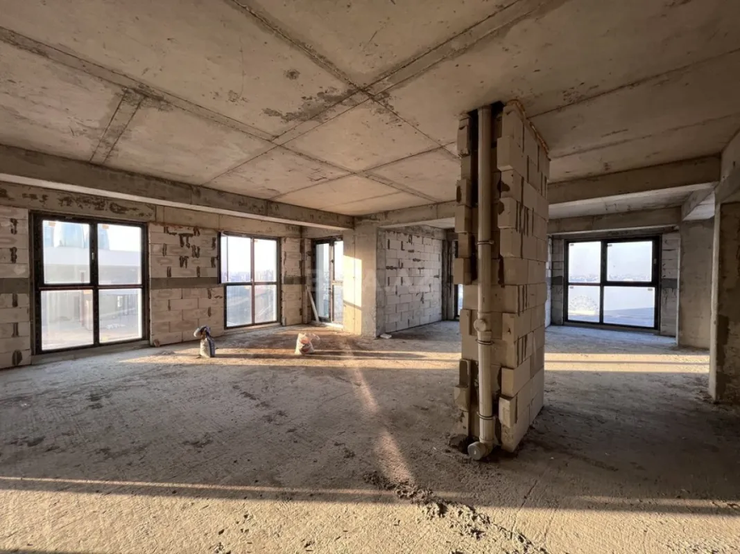 Satılır 6 otaqlı mənzil 358 m²