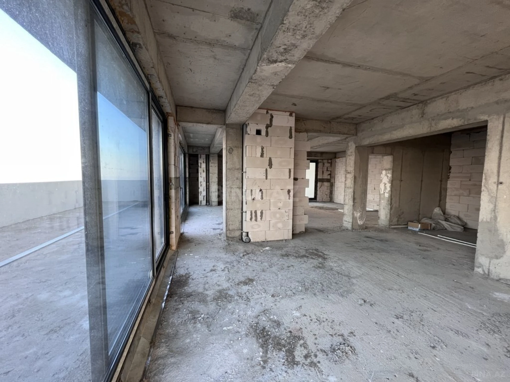 Satılır 6 otaqlı mənzil 358 m²