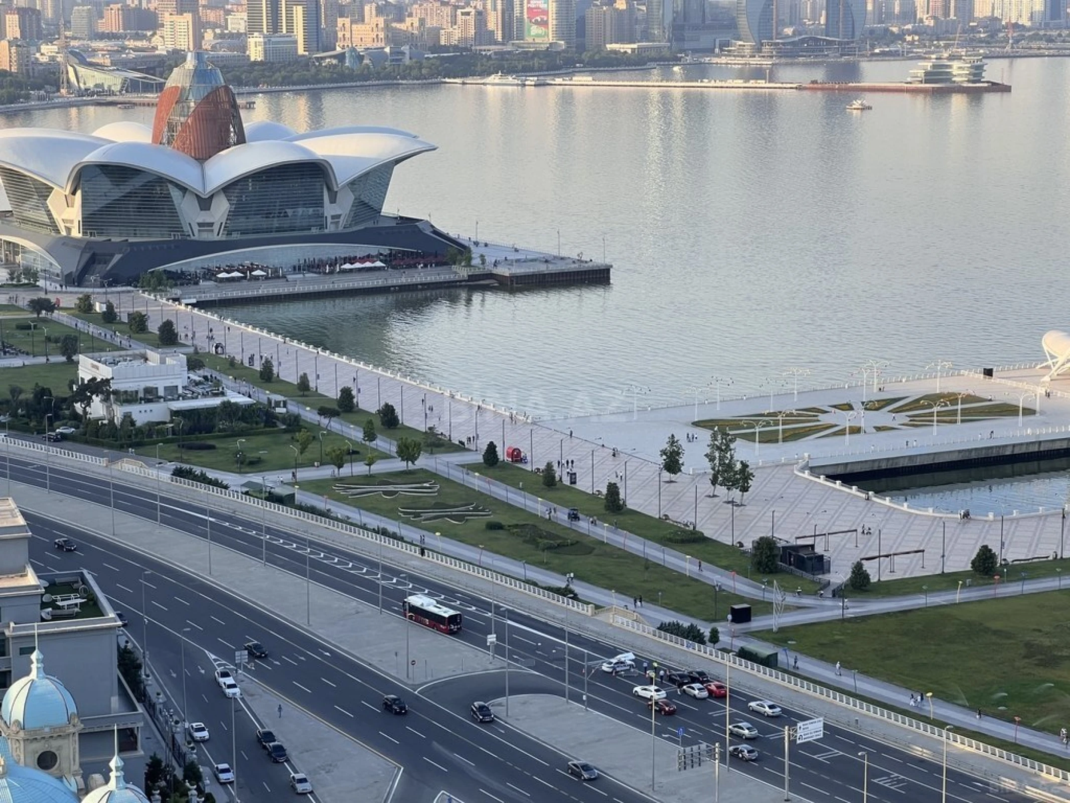 Satılır 6 otaqlı mənzil 358 m²