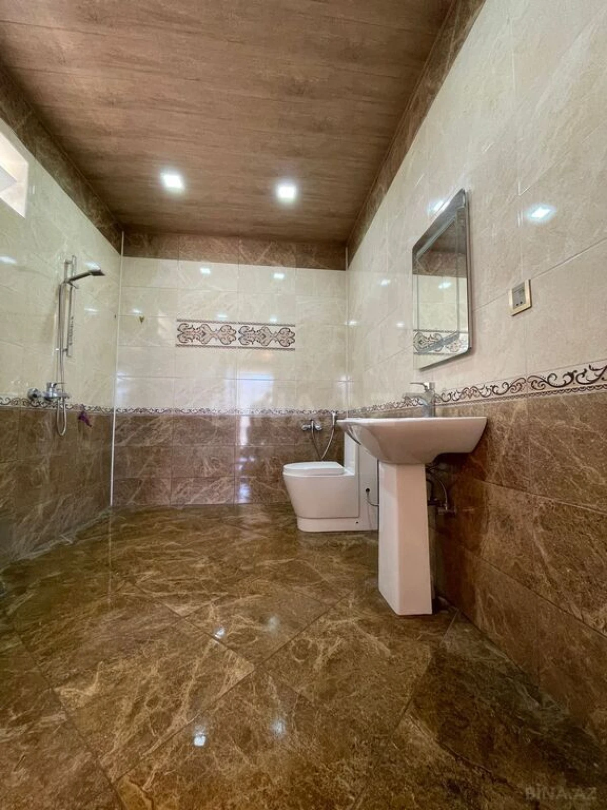 Satılır 4 otaqlı həyət evi 300 m²