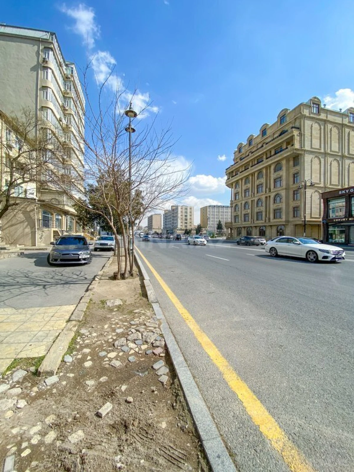 Satılır obyekt 200 m²