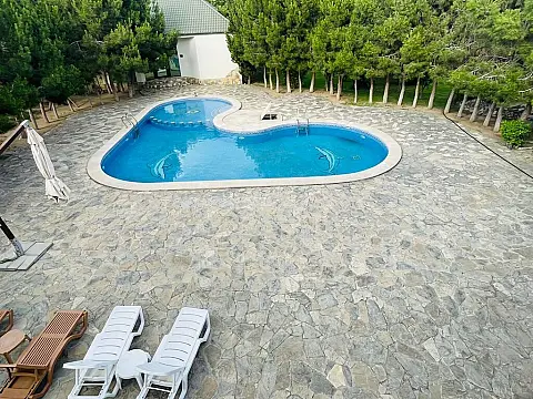 Kirayə verilir 6 otaqlı həyət evi 300 m²